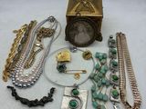 beaucoup de bijoux posés sur la table