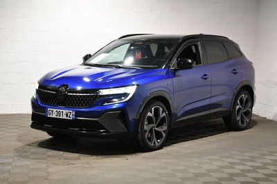 un 4x4 bleu garé dans un garage au sol en damier