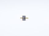 une image représentant une bague sertie d'une pierre bleue
