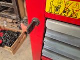 une machine rouge qui contient tout un tas de vis