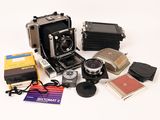 beaucoup de vieux appareils photo et de livres sur la table