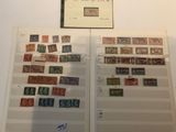 un livre dont les pages comportent des timbres et une image représentant une image