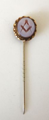 a picture of a pin with a masonic symbol on it