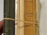 une personne tenant une pile de livres ficelés