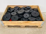 une boîte en bois remplie d'une multitude de boutons en plastique noir