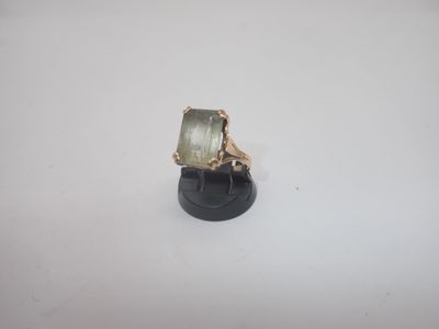 une bague en or sertie d'une tourmaline verte