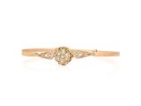 l'image d'une bague en or ornée de diamants