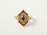 une image représentant une bague en or ornée d'un rubis au centre