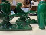 deux vases verts posés sur une table