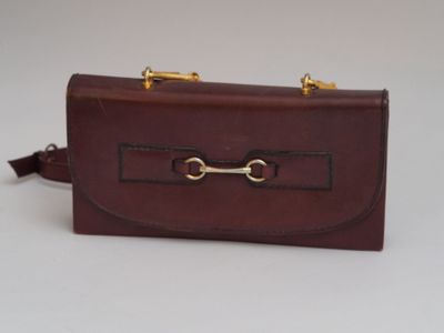 CELINE Pochette en box bordeaux. Intérieur en cuir bordeau. … - Photo 1