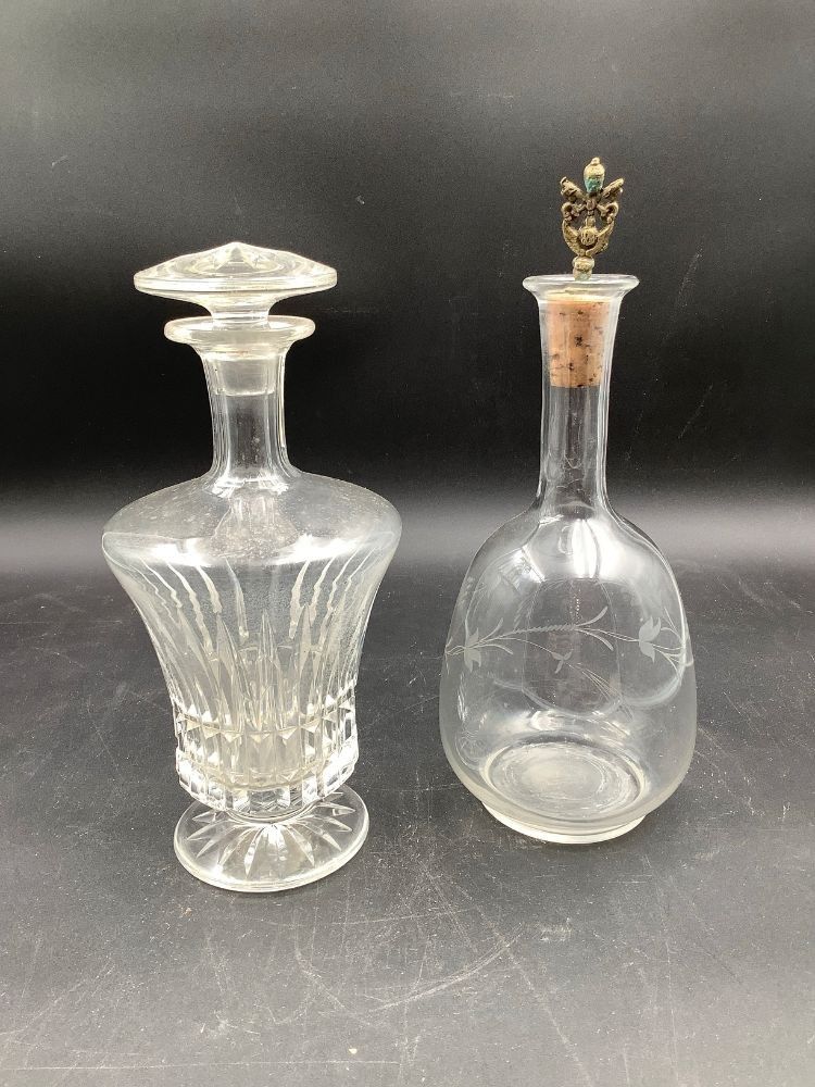 Ensemble de 2 flacons en verre. État d’usage. Vendus en l’état, nettoyage à prévoir. Hauteur de 27 et 30 cm.