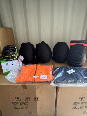 plusieurs sacs de bagages posés sur une boîte en carton