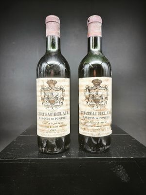 deux bouteilles de vin posées sur une table noire
