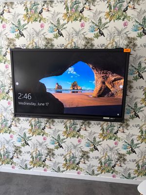 un téléviseur à écran plat accroché au mur de la chambre