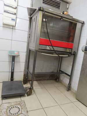 une image d'une cuisine avec une cuisinière et un four à micro-ondes