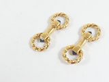 deux paires de boucles d'oreilles dorées ornées de pierres noires sur fond blanc