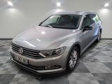 la volkswagen passat est garée sur un carrelage à carreaux