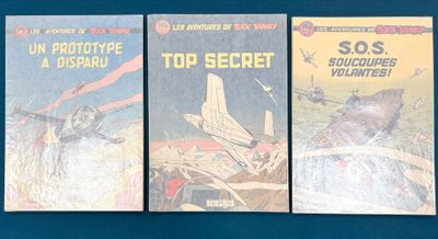 trois livres posés sur une surface bleue