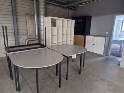 deux tables qui se trouvent dans une pièce