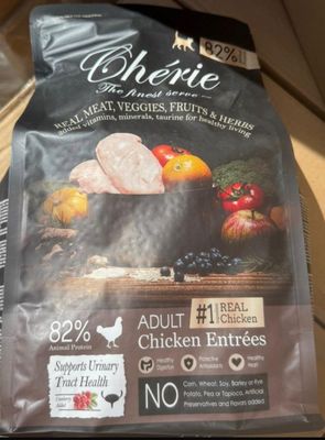 un gros plan sur un sachet de plats à base de poulet posé sur une table