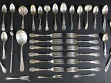 many spoons and spoon spoons laid out on a table