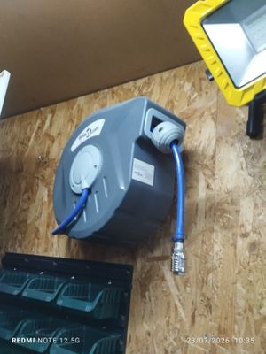 un boîtier auquel sont reliés des fils