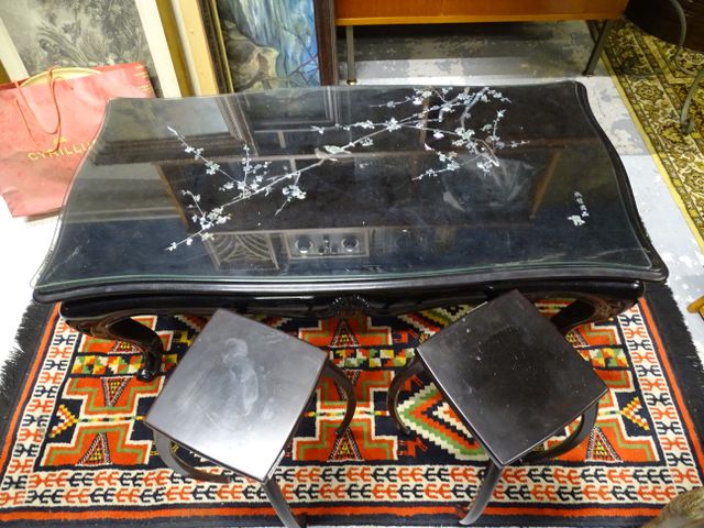THÂNH LEY, Vietnam : table basse laquée décor de branchages et oi...