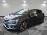 la voiture bleue est garée sur le sol en damier d'un garage