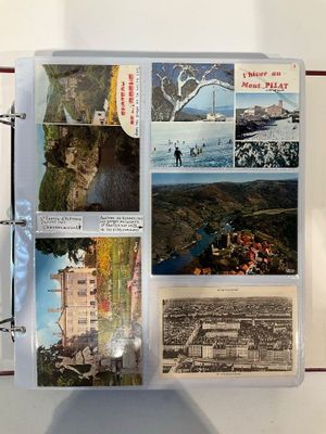 un livre ouvert sur lequel figurent des photos de différents endroits