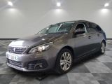 la voiture grise est garée sur un sol en damier dans le garage
