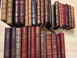 un grand nombre de livres empilés sur une étagère