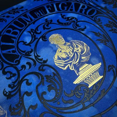 un gros plan sur un livre bleu orné d'un logo doré
