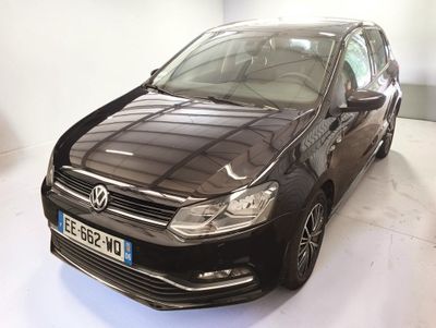 une voiture noire garée dans un garage