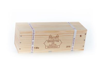 La boîte en bois est vide et prête à servir d'emballage cadeau