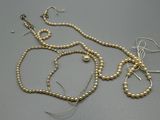 un gros plan d'un collier et d'une boucle d'oreille posés sur une table