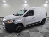 la camionnette blanche est garée sur un sol carrelé en damier