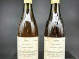 deux bouteilles de vin posées sur une table noire