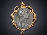 une pièce d'or et d'argent à l'effigie d'une femme