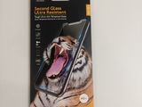 un gros plan sur un emballage de téléphones portables orné d'un tigre