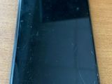 un gros plan d'un téléphone portable posé sur une table en bois