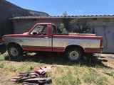 un camion rouge et blanc garé dans l'herbe