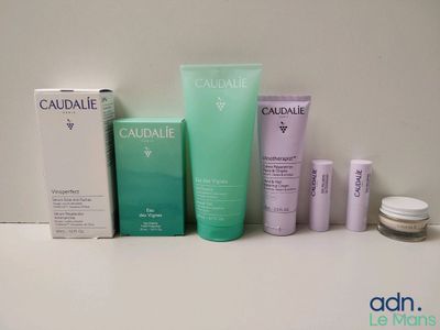 Produits de soin Caudalie présentés sur un fond blanc