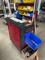 1 servante d'outillage avec visseuse, perceuse