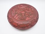 une boîte rouge ornée d'un motif sur un fond blanc
