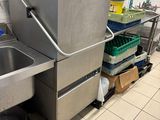 une cuisine équipée d'un évier et d'un lave-vaisselle