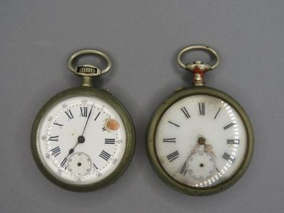 paire de montres de poche anciennes avec chiffres romains et chiffres romains