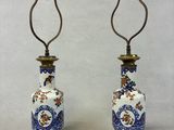 paire de vases bleus et blancs rehaussés de touches dorées, posés sur des socles