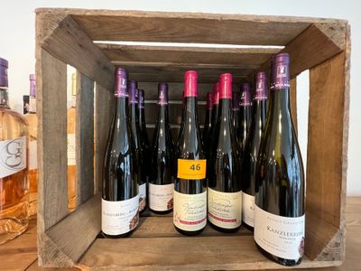 six bouteilles de vin dans une caisse en bois posée sur une table