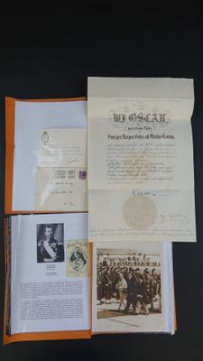 un vieux document sur lequel figure la photo d'un homme, ainsi que d'autres papiers
