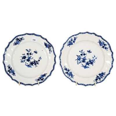 deux assiettes bleues et blanches ornées de fleurs sur fond blanc